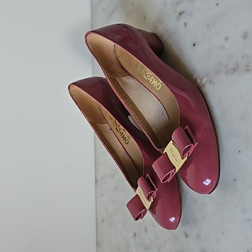 FERRAGAMO: pretty rose pink patent leather Vara bow pumps